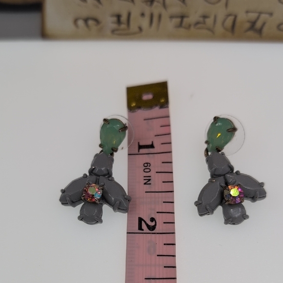 Elegant Gray and Green Earrings - Picture 5 of 6